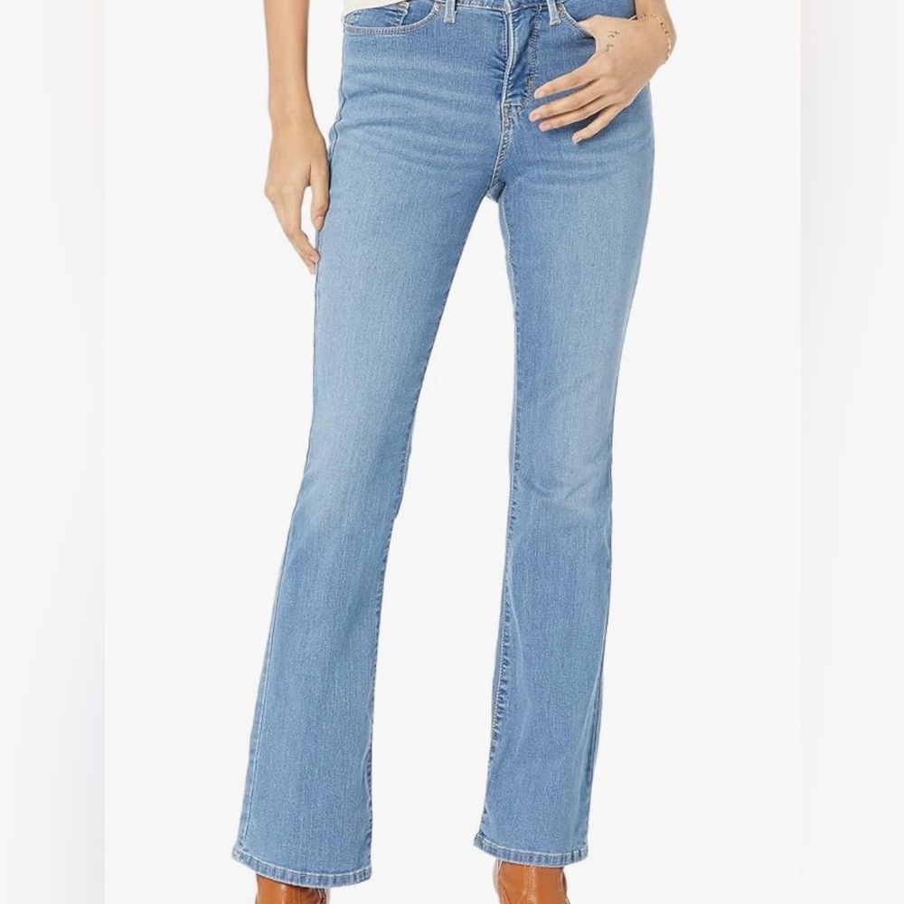 Levi’s Strauss Signature Gold Women’s Totally Shaping Bootcut Jeans, 8 L used
